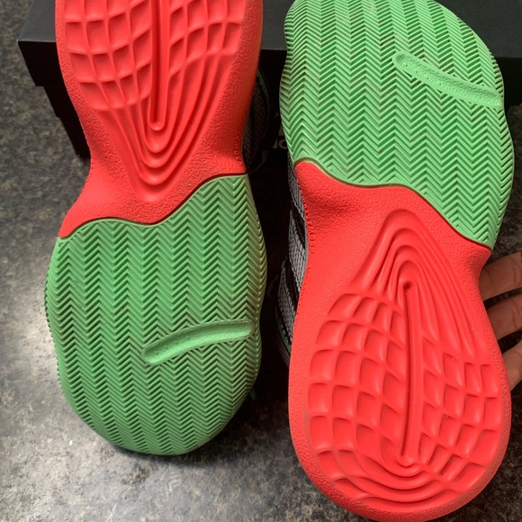 Size 9 Basketball shoe - Picture 5 of 7